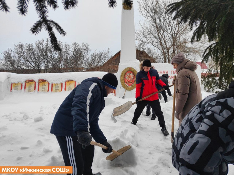 Очистка от снега территории Мемориального ансамбля.
